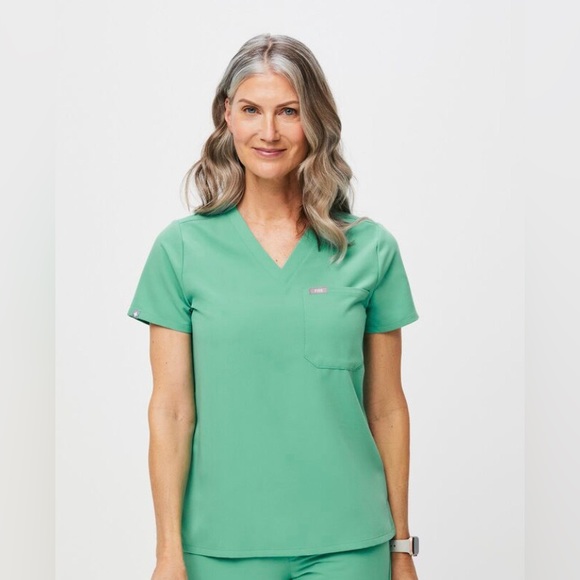 FIGS Women’s Catarina One-Pocket Top - Surgical Green - size XS - NWT - Picture 2 of 5